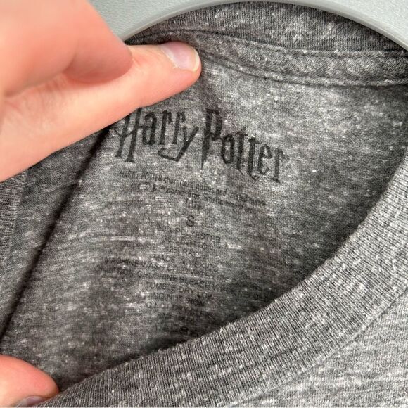 Harry Potter Hogwarts Crest Grey Tee Small - Picture 4 of 5